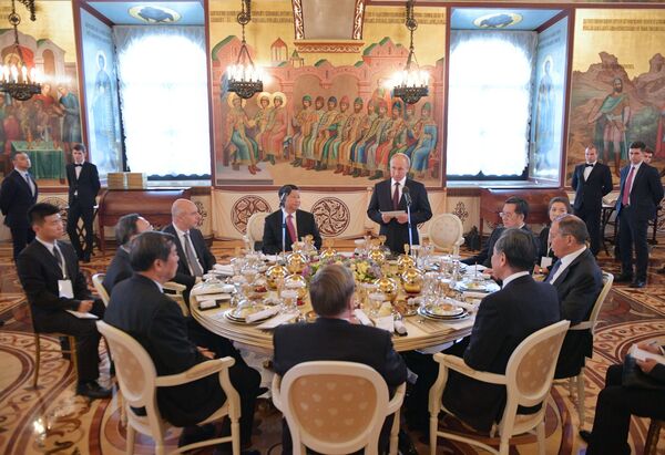 Президент России Владимир Путин выступает во время Государственного обеда в честь председателя Китайской Народной Республики  Си Цзиньпина - Sputnik Moldova-România