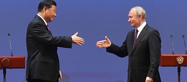 Председатель КНР Си Цзиньпин и президент России Владимир Путин а торжественном вечере, посвященном 70-летию установления дипломатических отношений между Россией и Китая Председатель КНР Си Цзиньпин и президент России Владимир Путин а торжественном вечере, посвященном 70-летию установления дипломатических отношений между Россией и Китая - Sputnik Moldova