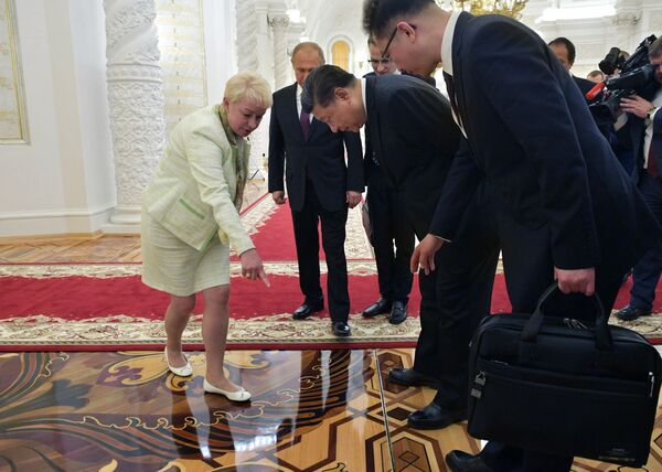 Председатель КНР Си Цзиньпин и президент России Владимир Путин во время экскурсии по Кремлю после российско-китайских переговоров в Кремле - Sputnik Moldova-România