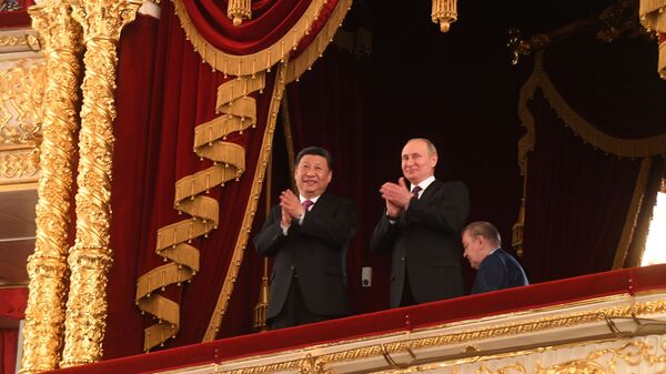 Председатель КНР Си Цзиньпин и президент России Владимир Путин на торжественном вечере, посвященном 70-летию установления дипломатических отношений между Россией и КНР - Sputnik Moldova-România