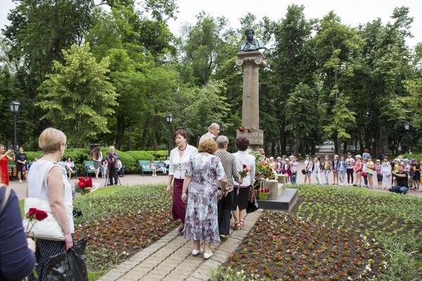 В Кишиневе отметили 220-й день рождения Пушкина - Sputnik Молдова
