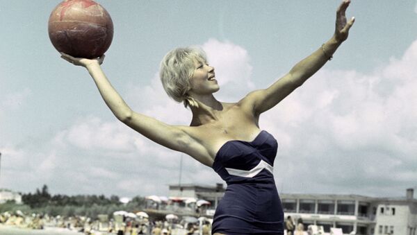 Девушка на пляже в курортном городе Пярну, Эстонская ССР, 1961 год - Sputnik Moldova-România