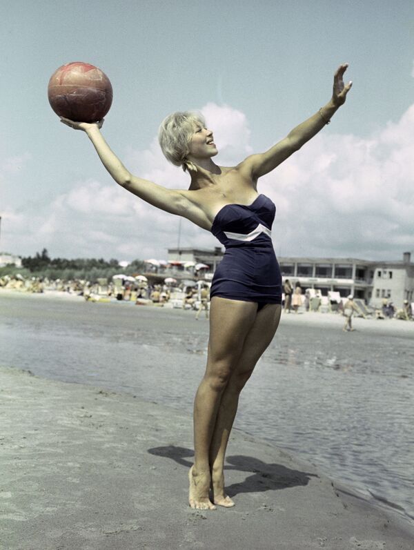 Девушка на пляже в курортном городе Пярну, Эстонская ССР, 1961 год - Sputnik Moldova-România