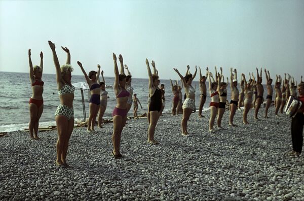 Оздоровительная гимнастика на пляже Туапсе, Краснодарский край, 1963 год - Sputnik Moldova-România