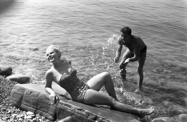 Отдыхающие на пляже города-курорта Сочи, 1966 год - Sputnik Moldova-România