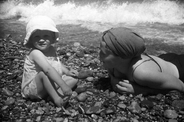Отдых на пляже в Ялте, 1939 год - Sputnik Moldova-România
