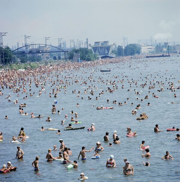 Городской пляж вблизи завода Азовсталь на побережье Азовского моря, 1978 год - Sputnik Moldova-România