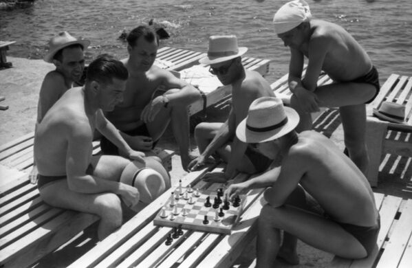 На пляже ялтинского санатория Украина отдыхающие играют в шахматы, 1958 год - Sputnik Moldova-România