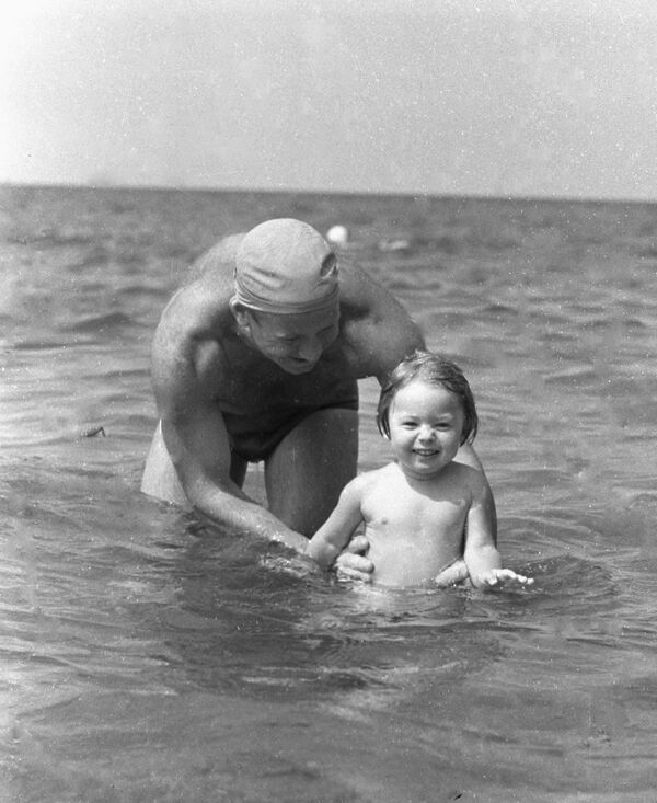 Алексей Леонов купается с дочерью Викой в Черном море, 1967 год - Sputnik Moldova-România
