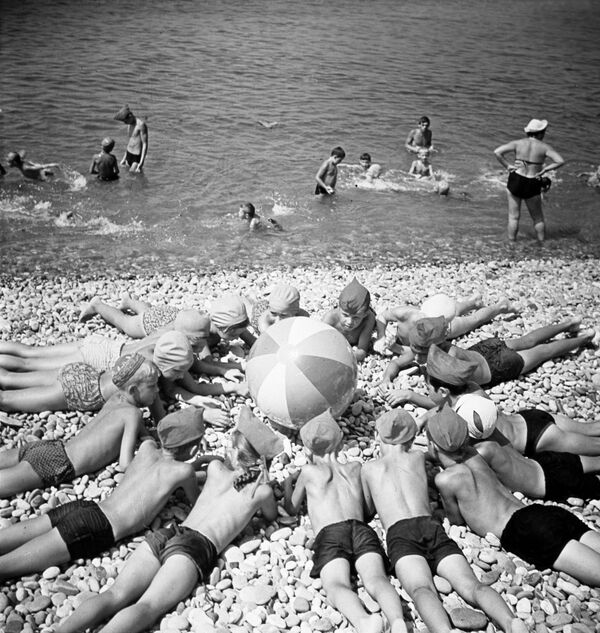 Дети на пляже Черного моря, 1967 год - Sputnik Moldova-România