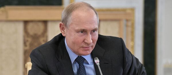 Владимир Путин во время встречи с руководителями ведущих мировых информагентств в рамках ПМЭФ Владимир Путин во время встречи с руководителями ведущих мировых информагентств в рамках ПМЭФ - Sputnik Молдова