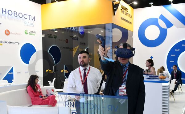 Un vizitator în ochelarii realității virtuale lângă standul AIP „Rossia segodnia”, centrul expozițional „Expoforum” - Sputnik Moldova