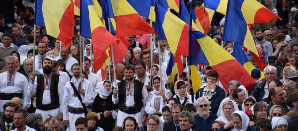 Sute de persoane au protestat la Cotroceni împotriva construirii mega moscheii protest București - Sputnik Moldova