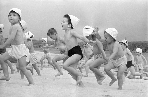 Copii de grădiniță la o plajă la râul Nipru, RSS Ucraineană, 1966 - Sputnik Moldova