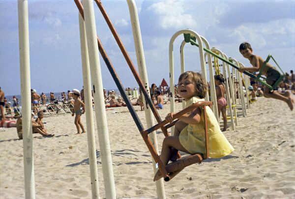 Copiii pe plaja de pe Yurmala, 1975 - Sputnik Moldova