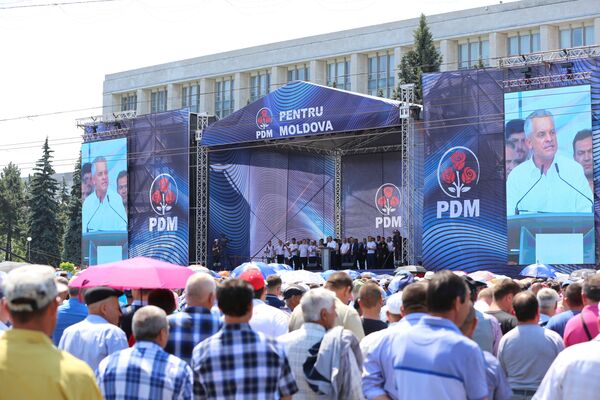 Protestul PDM în PMAN: Mulțimea scandează împotriva noii coaliții majoritare Protestul PDM în PMAN: Mulțimea scandează împotriva noii coaliții majoritare - Sputnik Moldova