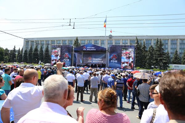 O parte dintre protestatarii PDM merg să apere instituțiile statului O parte dintre protestatarii PDM merg să apere instituțiile statului - Sputnik Moldova