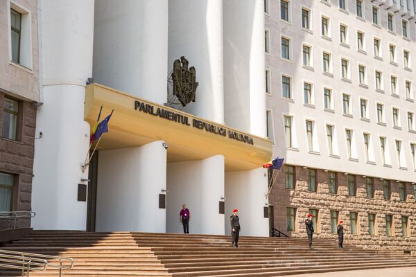 Карабинеры патрулируют вход в здание парламента Молдовы - Sputnik Молдова