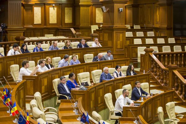 Представители блока ACUM в зале заседаний парламента - Sputnik Молдова