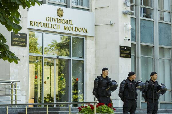 Правоохранители в спецэкипировке охраняют здание правительства страны - Sputnik Молдова