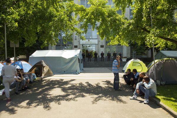У здания правительства сторонниками Демпартии установлены палатки - Sputnik Молдова