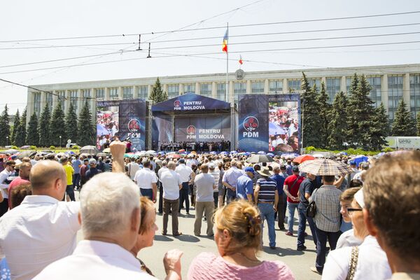 Демпартия и ее сторонники провели на площади Великого национального собрания протест с требованием провести досрочные выборы - Sputnik Молдова