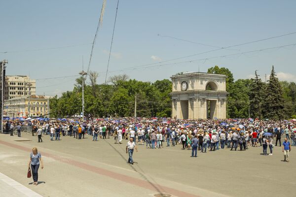 Митингующие направились с центральной площади Кишинева к зданию администрации президента - Sputnik Молдова