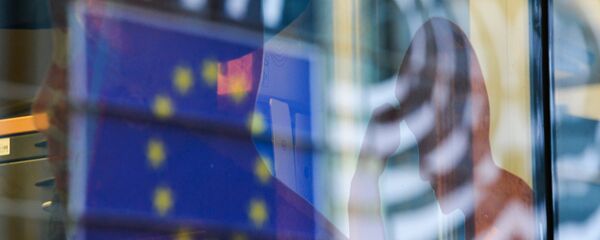 Отражение флага Евросоюза в окне одного из зданий в Брюсселе. - Sputnik Moldova-România