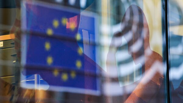 Отражение флага Евросоюза в окне одного из зданий в Брюсселе. - Sputnik Moldova
