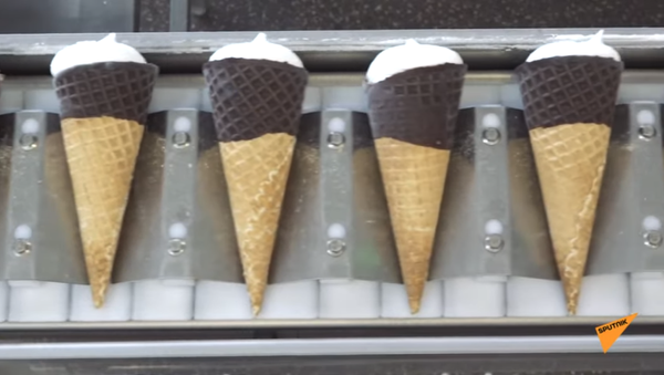 Кому мороженое? Смотрите на видео, как создается любимое летнее лакомство - Sputnik Молдова