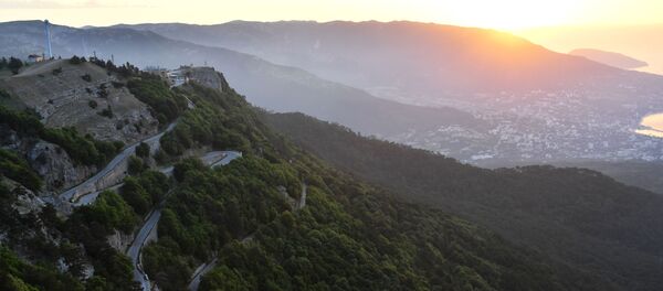 Вид на Ялту с горы Ай-Петри в Крыму Вид на Ялту с горы Ай-Петри в Крыму - Sputnik Молдова