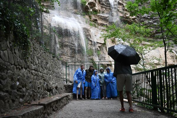 Группа туристов фотографируется на водопаде Учан-Су в окрестностях Ялты в Крыму - Sputnik Moldova-România