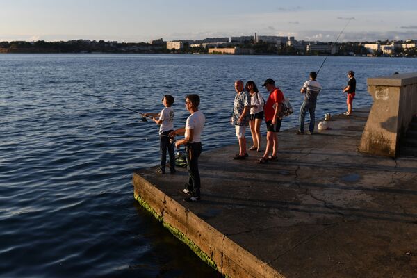 Отдыхающие на набережной в Севастополе в Крыму - Sputnik Moldova-România
