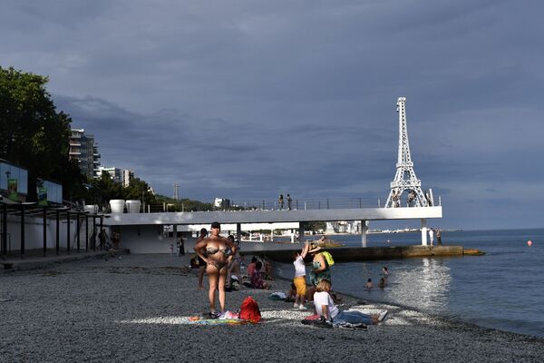 Отдыхающие на Массандровском пляже в Ялте в Крыму - Sputnik Moldova-România