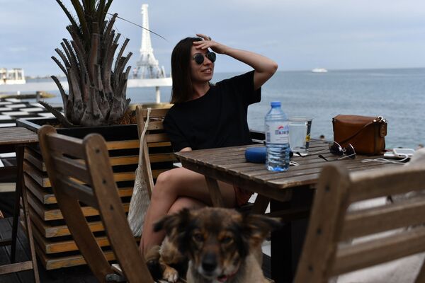 Девушка в кафе на Массандровском пляже в Ялте - Sputnik Moldova-România
