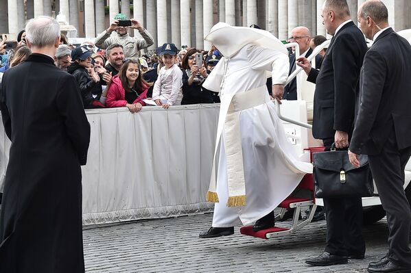 Папа Римский Франциск во время сильного ветра в Ватикане  - Sputnik Moldova-România