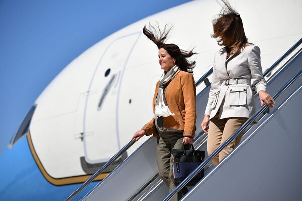 Первая леди США Мелания Трамп и жена вице-президента США Майка Пенса Карен Пенс покидают самолет после прибытия в Форт-Брэгг в Северной Каролине - Sputnik Moldova-România