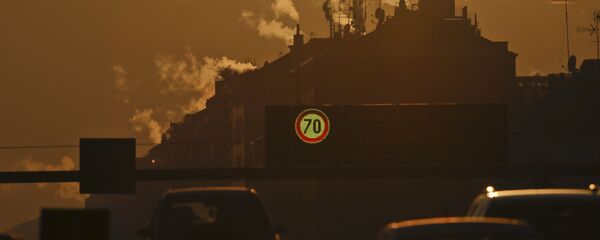 Дым из труб жилых домов Милана, Италия - Sputnik Молдова