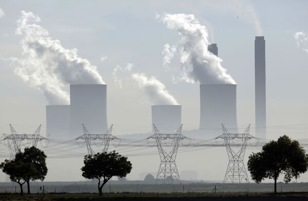 Дым из труб на электростанции Летхабо, работающей на угле, в Феринихинге, Южная Африка - Sputnik Молдова