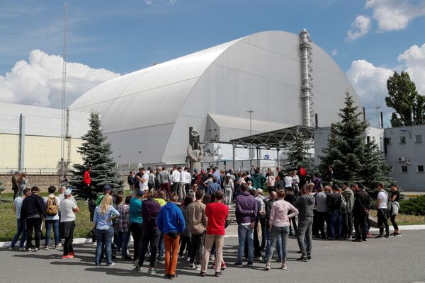 Туристы во время посещения Чернобыльской АЭС - Sputnik Молдова