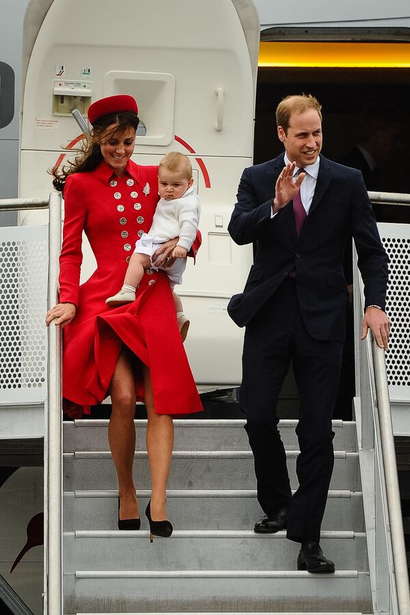 Принц Уильяма с женой Кейт Миддлтон и ребенком в аэропорту Веллингтона, Новая Зеландия  - Sputnik Молдова