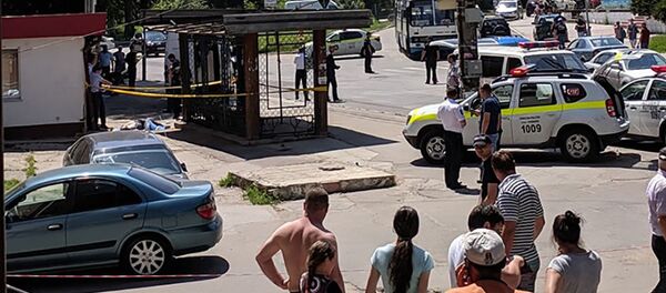 Автомобиль въехал в людей на остановке в Кишиневе - Sputnik Молдова
