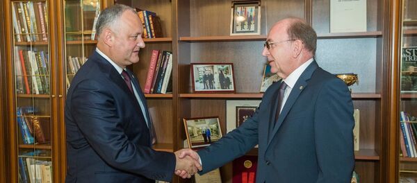 Президент Молдовы Игорь Додон и посол России в республики Олег Васнецов, архивное фото. Президент Молдовы Игорь Додон и посол России в республики Олег Васнецов, архивное фото. - Sputnik Молдова