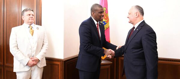 Президент Молдовы Игорь Додон и посол США в республике Дерек Хоган Президент Молдовы Игорь Додон и посол США в республике Дерек Хоган - Sputnik Moldova