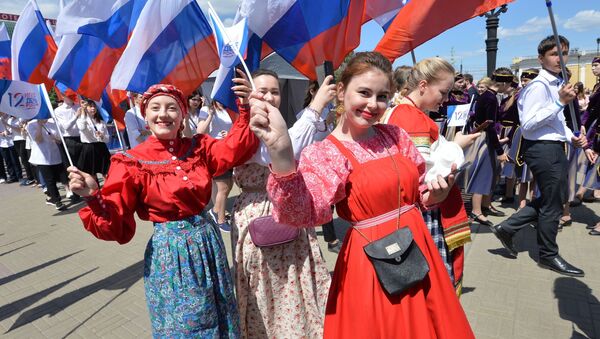 Девушки на праздновании Дня России в Челябинске - Sputnik Moldova-România