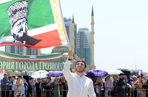 Участник праздничного митинга, посвященного Дню России, на площади перед мечетью Сердце Чечни в Грозном - Sputnik Moldova-România