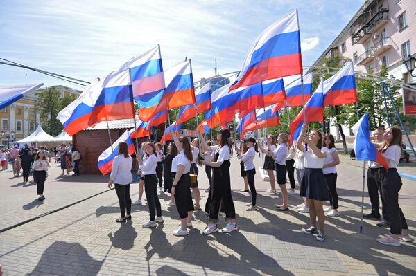 Девушки с флагами на праздновании Дня России в Челябинске - Sputnik Moldova-România