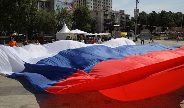 Участники флэшмоба Я люблю Россию развертывают огромный триколор на Главной городской площади в Краснодаре - Sputnik Moldova-România