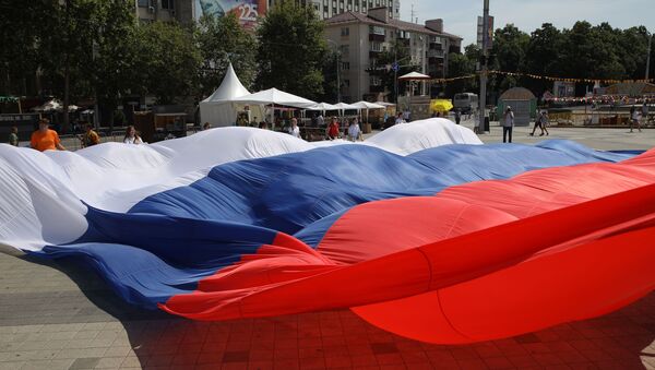 Участники флэшмоба Я люблю Россию развертывают огромный триколор на Главной городской площади в Краснодаре - Sputnik Moldova