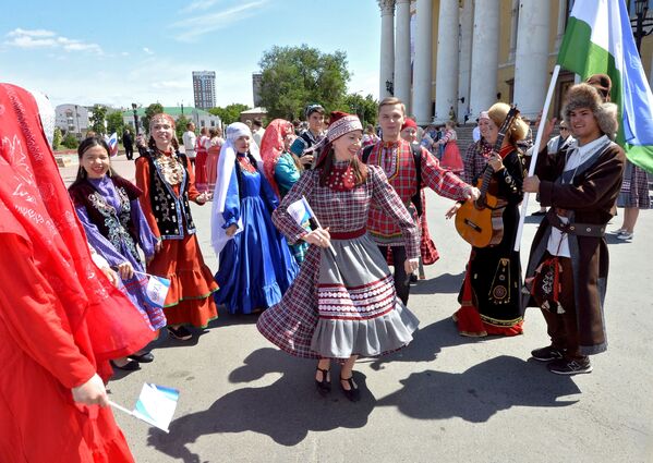 Молодые люди в национальных костюмах на праздновании Дня России в Челябинске - Sputnik Moldova-România